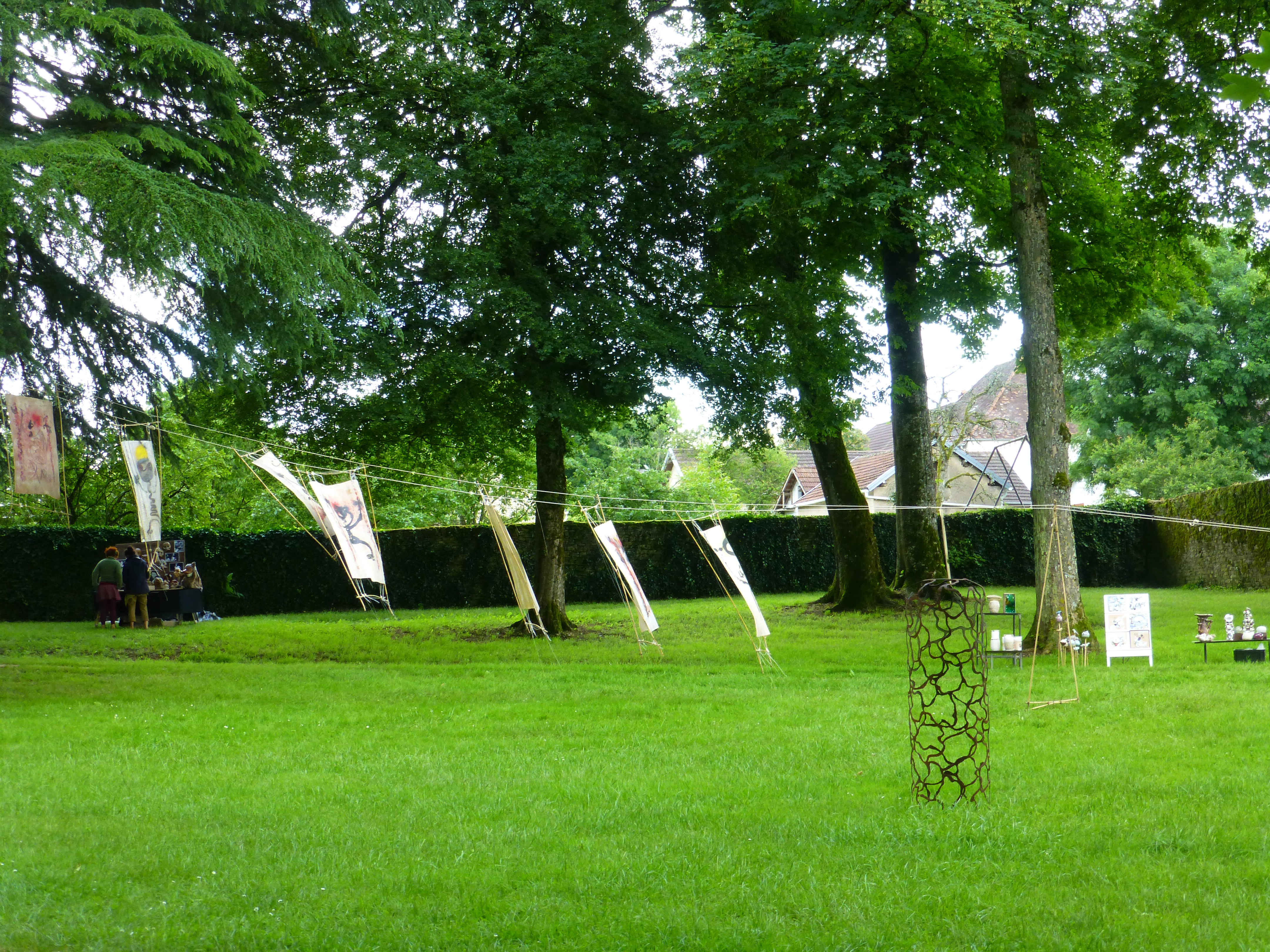 EnVolée des effigies (Kiron, Biennale des Arts 2016). En premier plan sculpture de Michel Laurent (présent à Ile Art et à l’entrée du parc de Gendrey avec savoir fer)