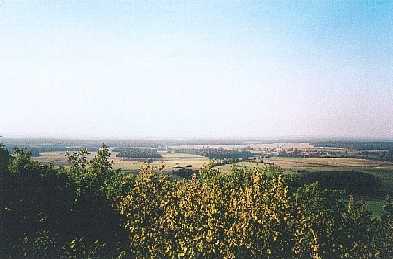 Le sentier du tacot offre plusieurs points de vue: les villages d'Offlanges, de Montmirey-le-Château, le Massif de la Serre ... Sur cette photo, le Val de Saône